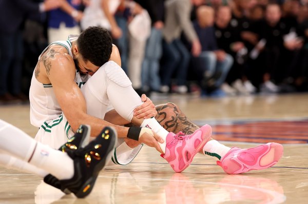 Tatum: Tôi đã sụp đổ rất nhiều đến nỗi tôi đã khóc trong hai giờ sau khi bị thương. Tôi đã lo lắng rằng tôi sẽ được giao dịch. Tôi đã lo lắng rằng sự nghiệp của tôi sẽ kết thúc.