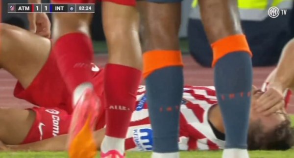 PV: Hậu vệ Kostis của Atletico Madrid đã bị rách dây chằng c