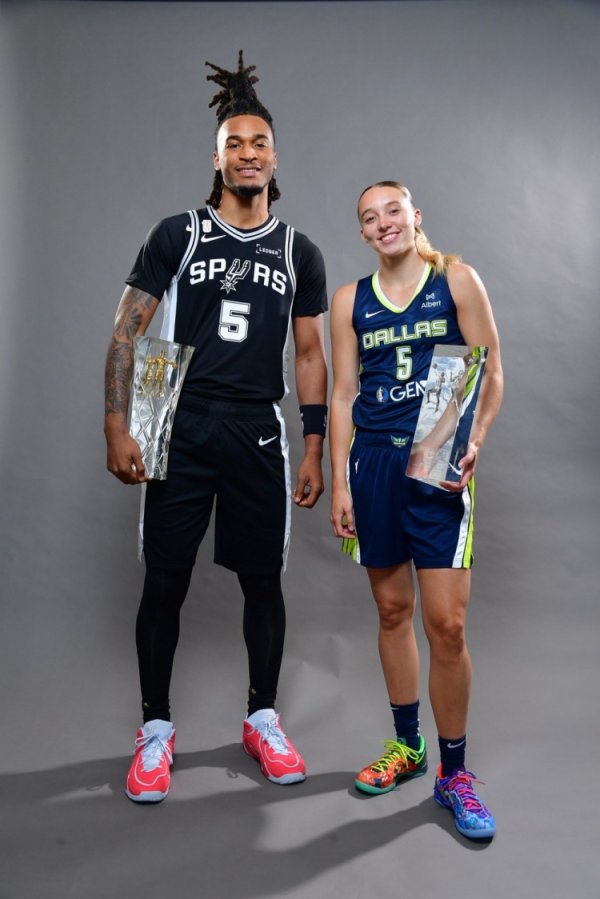 Mối liên kết trong mơ! Một bức ảnh nhóm của cựu sinh viên UConn Castle&Người chiến thắng Tân binh của năm của Paige!