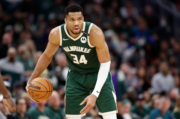 Antetokounmpo mở đầu mùa giải và ghi được 30+10+5 với tỷ lệ sút 60+% trong hai trận liên tiếp, trận đầu tiên trong lịch sử.