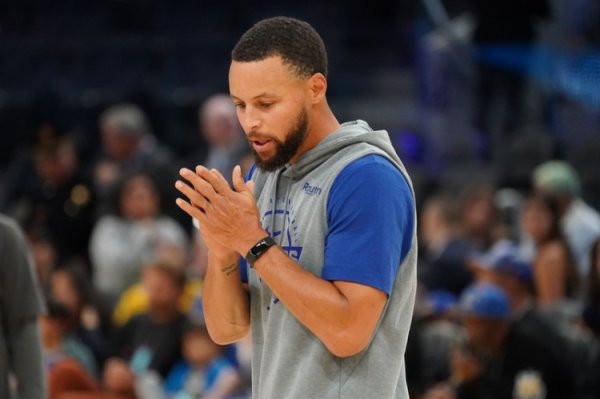 Curry: Lịch trình này thật điên rồ&. Có thể gọi đây là sự khởi đầu kỳ diệu nhất trong lịch sử. Tôi không cảm thấy gì nếu cổ tôi bị trầy xước.