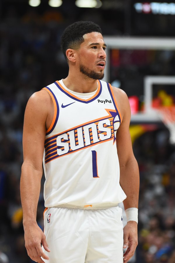 Chơi trò chơi đầy đủ của bạn! Booker thực hiện 13% trong số 23 quả ba điểm, 6 trong số 9 quả ba điểm và ghi được 36 điểm, 5 rebound và 9 kiến ​​​​tạo, với điểm cộng trừ là +19!