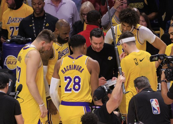 Rivers Jr.: Dongli phòng ngự không giỏi. James cũng già rồi. Khả năng chặn bắn của Insider Ayton ở mức trung bình.