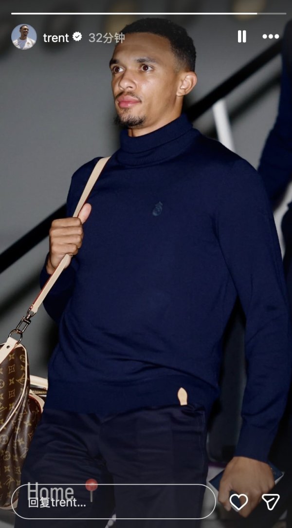 Arnold đăng ảnh đến Liverpool trên Instagram: HOME