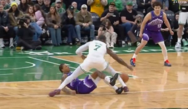 Brown không bị phạm lỗi khi trượt bóng? Trọng tài: Cả hai người đều trượt chân trước khi va chạm nên không có pha phạm lỗi nào được thực hiện.