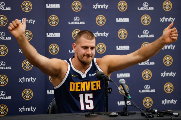 Sự thống trị của MVP! Jokic ghi được 33 điểm khi sút 12/18, 15 rebound, 16 kiến ​​​​tạo và 3 lần đánh cắp.