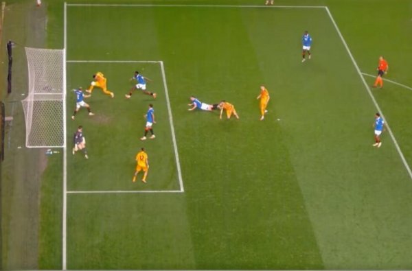 Lưới đã được đáp trả 😂 Celik căng ngang khung thành trống và chạm xà ngang cách khung thành 1m, tỷ số bàn thắng dự kiến ​​là 0,73!