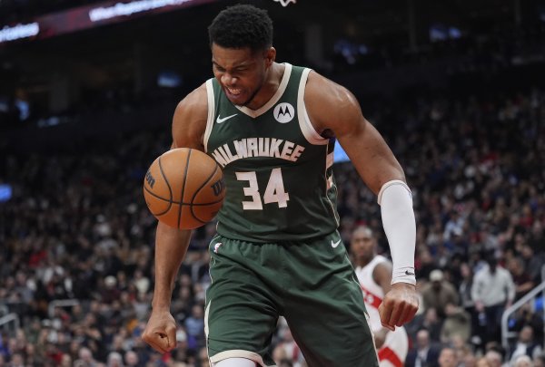 Có chút xấu hổ! Antetokounmpo úp rổ bằng cả hai tay và Christie đạt được ba điểm trong chuyển đổi