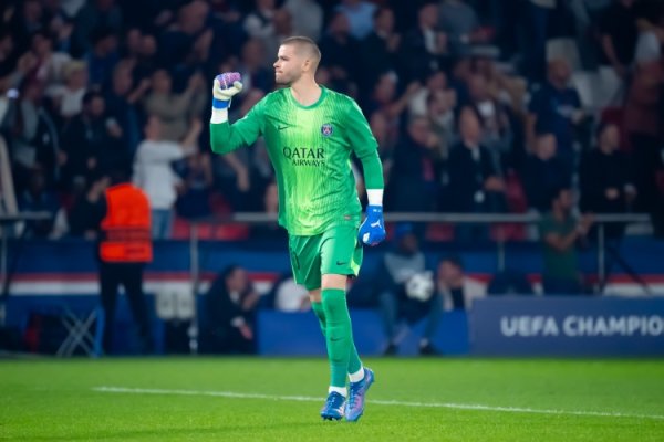 HLV thủ môn: Hai bàn thua là do chiến thuật của Enrique và tâm trạng của Chevalier cũng không ổn định.