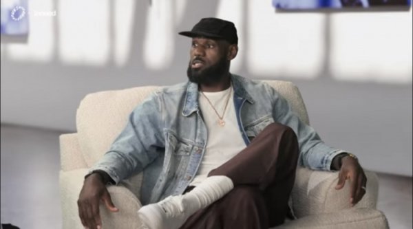 James: Khi tôi nghe nhạc trước trận đấu, tôi có thể chọn những bản nhạc khác nhau tùy thuộc vào thành phố hoặc đối thủ.