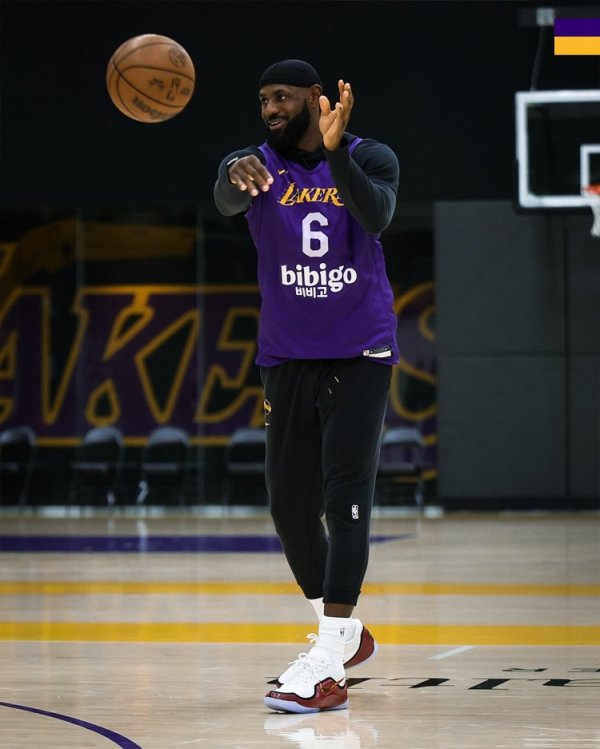 Mọi người đều tham gia! Hình ảnh tập bắn súng chính thức của Lakers: Tối nay Lakers có trận đấu