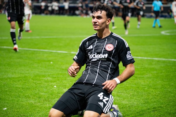 De Sky: Các CLB Premier League quan tâm đến Uzun, Frankfurt 