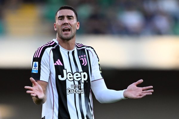 Phóng viên: CĐV Fiorentina phân biệt chủng tộc Vlahovic và trọng tài đã đưa ra cảnh cáo